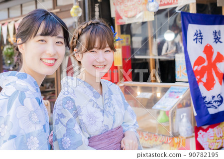 年輕女性在刨冰店前排隊 年輕女性在刨冰店前排隊 90782195