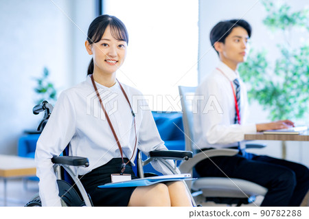 年輕女子坐在輪椅上 90782288