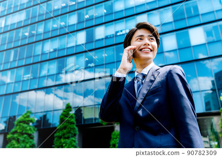 Man calling outside 90782309