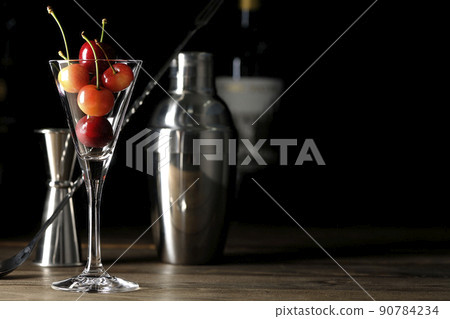 Image cut of martini, cocktails, bars, etc. using shakers, measuring cups, bar spoons, etc. 90784234