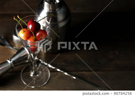 Image cut of martini, cocktails, bars, etc. using shakers, measuring cups, bar spoons, etc. 90784256