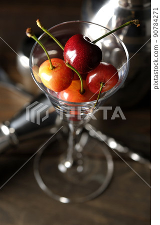 Image cut of martini, cocktails, bars, etc. using shakers, measuring cups, bar spoons, etc. 90784271