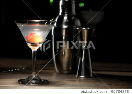 Image cut of martini, cocktails, bars, etc. using shakers, measuring cups, bar spoons, etc. Image cut of martini, cocktails, bars, etc. using shakers, measuring cups, bar spoons, etc. 90784278