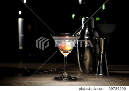 Image cut of martini, cocktails, bars, etc. using shakers, measuring cups, bar spoons, etc. Image cut of martini, cocktails, bars, etc. using shakers, measuring cups, bar spoons, etc. 90784290