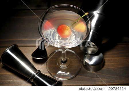 Image cut of martini, cocktails, bars, etc. using shakers, measuring cups, bar spoons, etc. 90784314