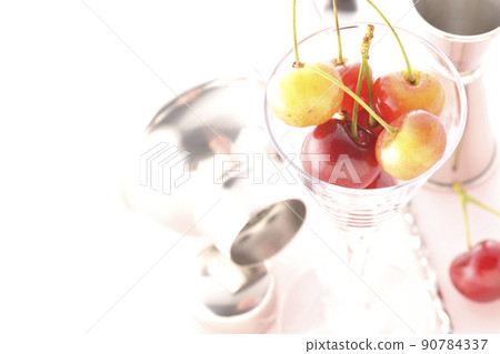 Image cut of martini, cocktails, bars, etc. using shakers, measuring cups, bar spoons, etc. Image cut of martini, cocktails, bars, etc. using shakers, measuring cups, bar spoons, etc. 90784337