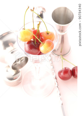 Image cut of martini, cocktails, bars, etc. using shakers, measuring cups, bar spoons, etc. 90784340