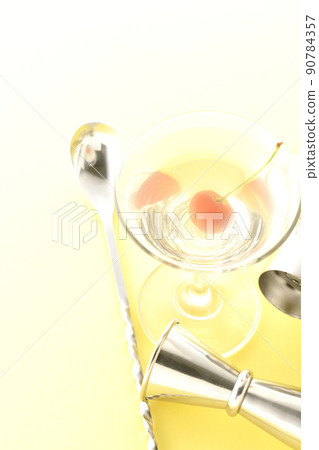 Image cut of martini, cocktails, bars, etc. using shakers, measuring cups, bar spoons, etc. 90784357