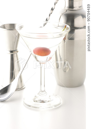 Take an image cut of a cocktail, bar, etc. on a white background using a shaker, a measuring cup, or a bar spoon. Take an image cut of a cocktail, bar, etc. on a white background using a shaker, a measuring cup, or a bar spoon. 90784489