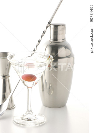 Take an image cut of a cocktail, bar, etc. on a white background using a shaker, a measuring cup, or a bar spoon. 90784493