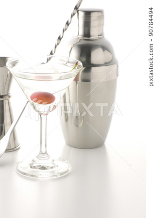 Take an image cut of a cocktail, bar, etc. on a white background using a shaker, a measuring cup, or a bar spoon. 90784494