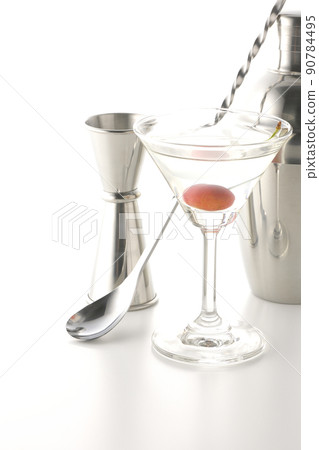 Take an image cut of a cocktail, bar, etc. on a white background using a shaker, a measuring cup, or a bar spoon. 90784495