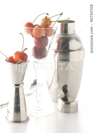 使用振動篩、量杯或酒吧勺在白色背景上拍攝雞尾酒、酒吧等的圖像。 90784508