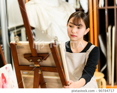 學習藝術的年輕人 90784717