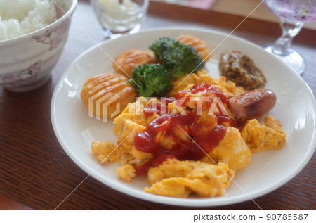 炸雞塊和炒雞蛋桌 炸雞塊和炒雞蛋桌 90785587