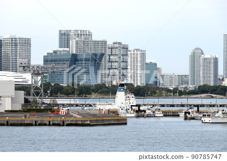 Cityscape seen from Yokohama Osanbashi Hammerhead 90785747