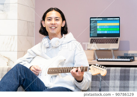 彈白色電吉他的年輕人 90786129