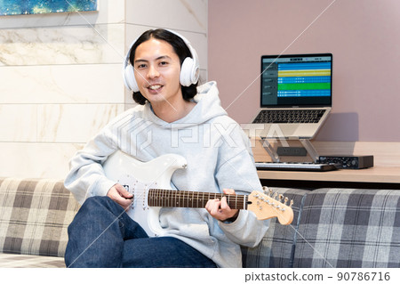 彈白色電吉他的年輕人 90786716