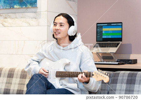 彈白色電吉他的年輕人 90786720