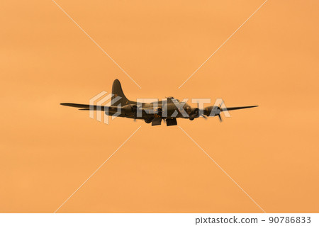 美國陸軍波音 B-17G 轟炸機在黃昏 美國陸軍波音 B-17G 轟炸機在黃昏 90786833
