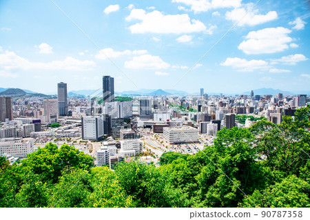 這是從廣島站北側的雙葉山山頂附近向廣島灣看去的景色。可以看到前面的大樓和二之島。廣島 90787358