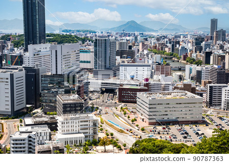 這是從廣島站北側的雙葉山山頂附近向廣島灣看去的景色。在中心可以看到二之島。廣島 90787363