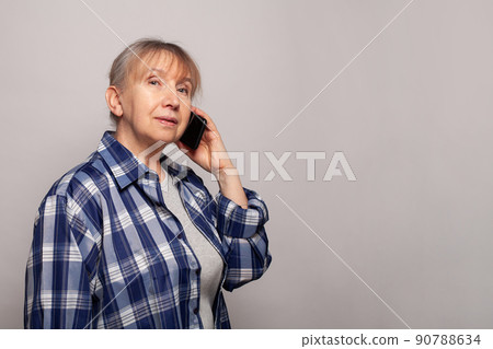 Closeup of senior woman using smartphone 90788634