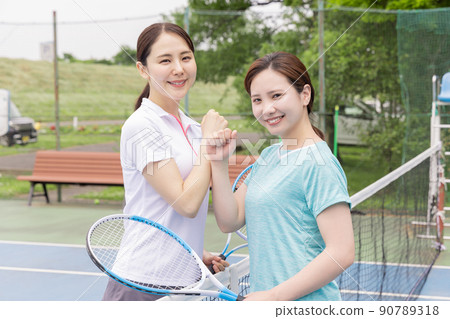 一個女人享受網球 90789318