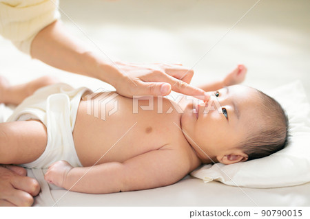 Parent-child play with baby, nose-twitching, contact play, indoor play, skinship reaction 90790015