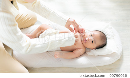 Tickling play with babies, play here and there, play with parents and children, play with contact, indoor play, skinship 90790016