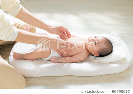 Tickling play with babies, play here and there, play with parents and children, play with contact, indoor play, skinship 90790017