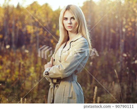 Portrait of young beautiful woman in autumn cloak Portrait of young beautiful woman in autumn cloak 90790111