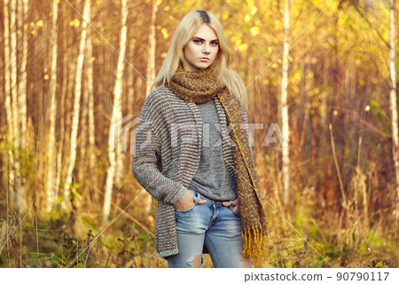 Portrait of young beautiful woman in autumn pullover Portrait of young beautiful woman in autumn pullover 90790117