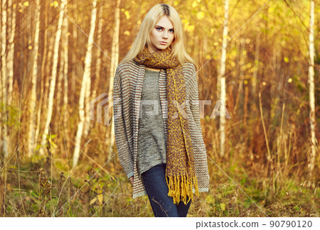 Portrait of young beautiful woman in autumn pullover Portrait of young beautiful woman in autumn pullover 90790120