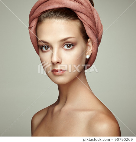 Portrait young beautiful brunette woman with elegant headdress Portrait young beautiful brunette woman with elegant headdress 90790269