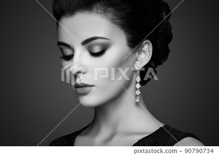 Fashion portrait of young beautiful woman with jewelry 90790734