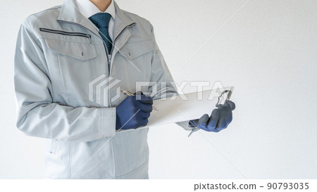 穿著工作服的男士帶著剪貼板 | 建築業形象 穿著工作服的男士帶著剪貼板 | 建築業形象 90793035