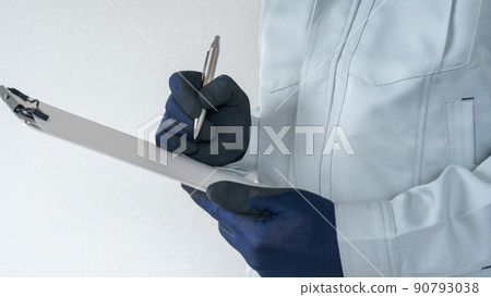 穿著工作服的男士帶著剪貼板 | 建築業形象 90793038