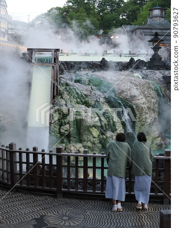 黃昏的草津溫泉湯畑風景 90793627