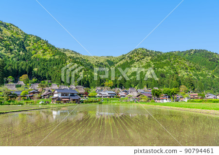 京都府南丹市美山町，日本原始風光，陽光明媚的美山茅吹之裡 90794461