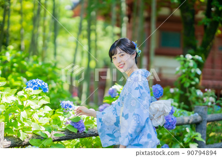 一位年輕女子在竹林和繡球花旅遊勝地穿著浴衣擺姿勢 90794894