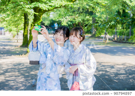 一位年輕女子用一次性相機自拍 一位年輕女子用一次性相機自拍 90794897