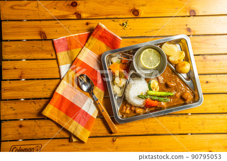 戶外露營地的咖哩飯 90795053