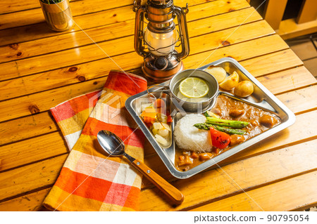 戶外露營地的咖哩飯 戶外露營地的咖哩飯 90795054