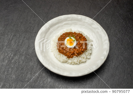 戶外露營地的咖哩飯 90795077