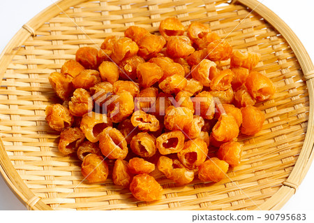 Dried longan in bamboo plate 90795683