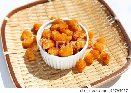 Dried longan on bamboo plate 90795687