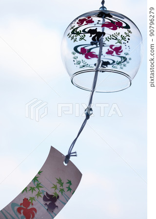 玻璃風鈴在風中搖曳 90796279
