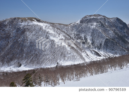 從雪中的日光白根山東側看向白根 90796589