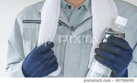 Men in work clothes with PET bottles | Image of measures against heat stroke in the construction industry Men in work clothes with PET bottles | Image of measures against heat stroke in the construction industry 90796699